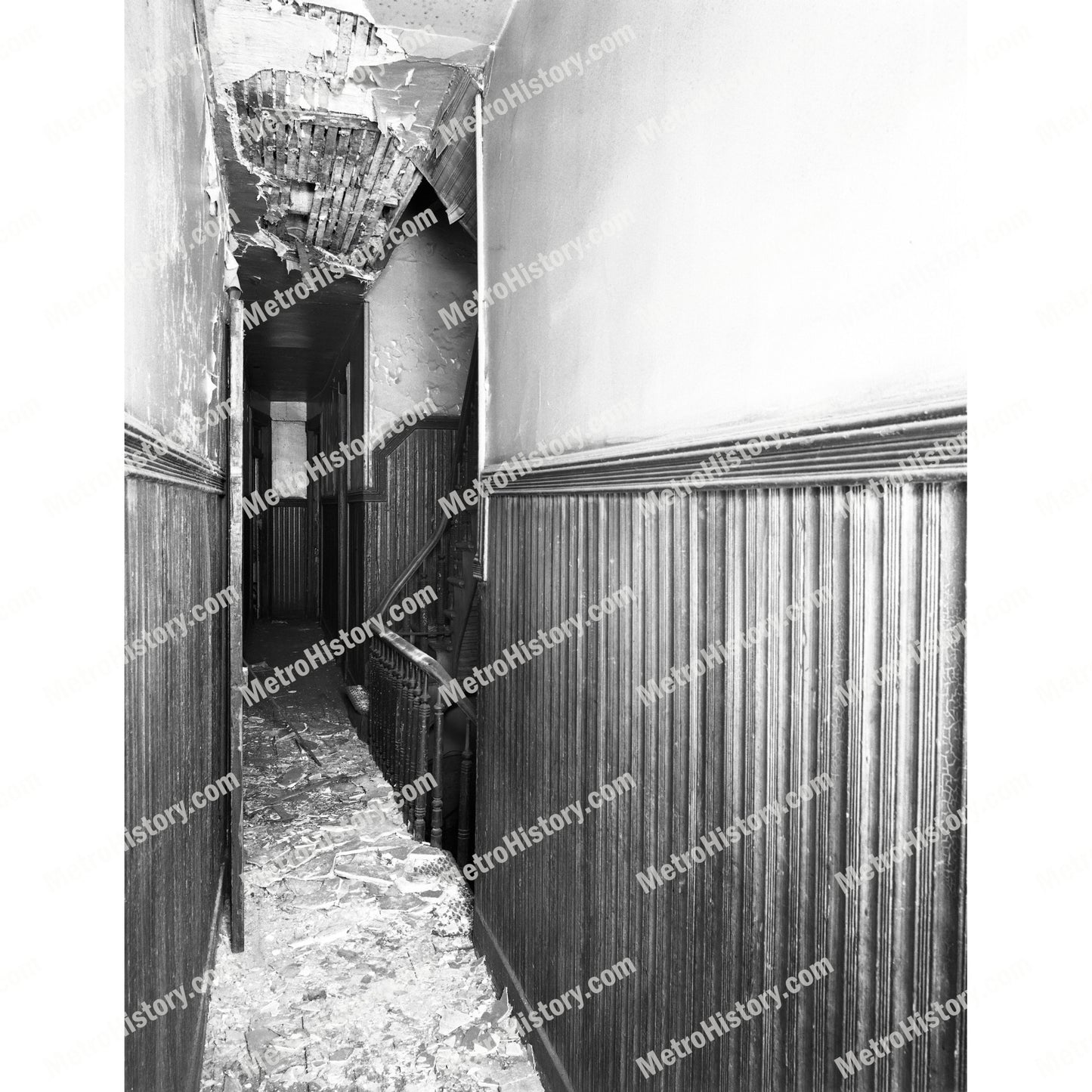 104 Lewis Street, Manhattan, interior, 2nd floor hall