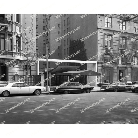 1025 Fifth Avenue, Manhattan, entrance